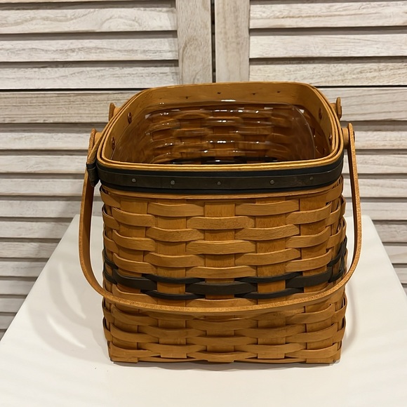 Longaberger Collectors Club Harbor Basket with protector 1998 - Picture 9 of 12